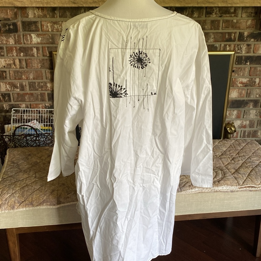SNAPDRAGON & TWIG Floral Print White and Black Women's Top/dress. Long loose fit - Picture 5 of 9